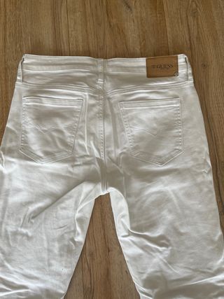 Pantalones blancos y cinturón Guess Talla 38 EU