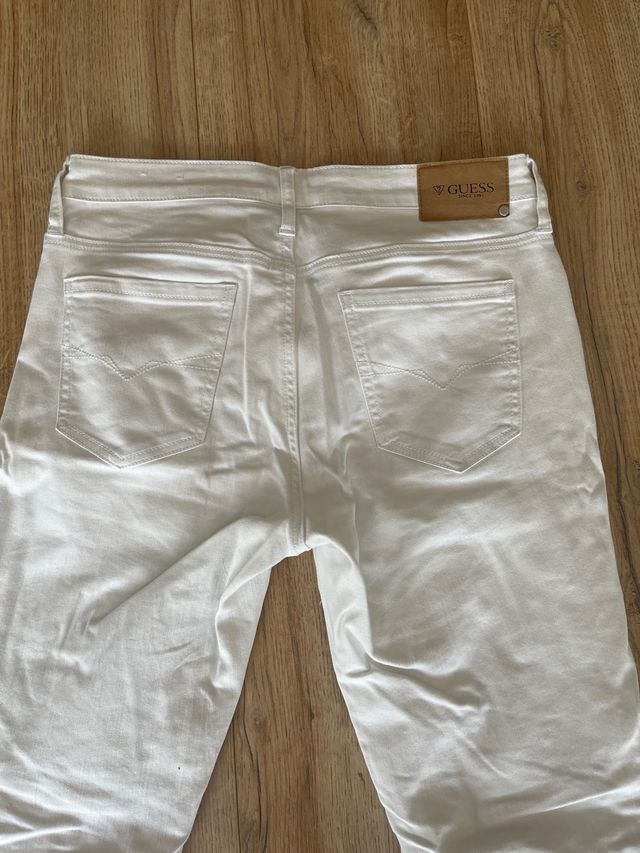 Pantalones blancos y cinturón Guess Talla 38 EU