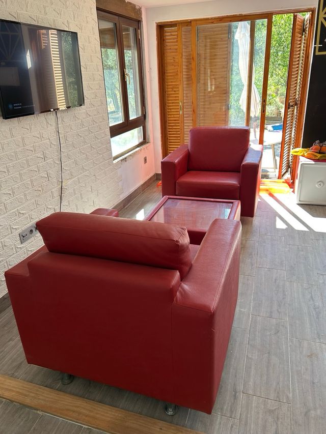 Conjunto sillones rojos y mesa de centro