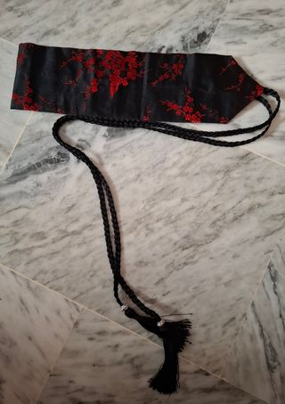 Fajín negro con flores rojas