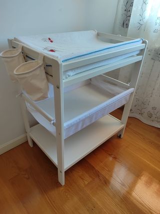 Cambiador bebé blanco. Sencillo y práctico. 