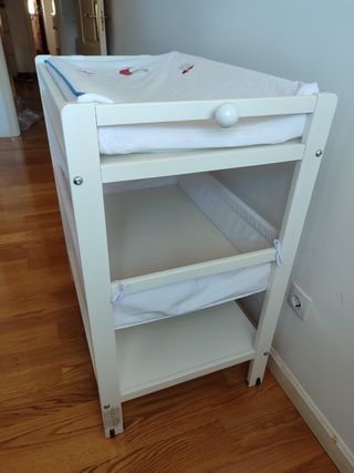 Cambiador bebé blanco. Sencillo y práctico. 