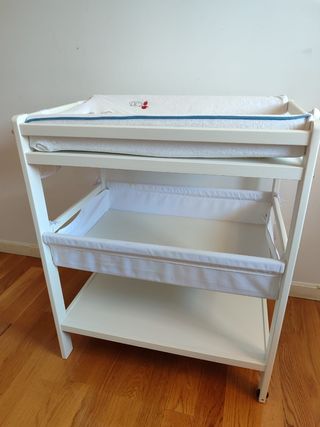 Cambiador bebé blanco. Sencillo y práctico. 