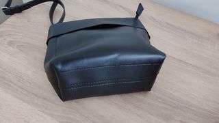 Bolso bandolera negro pequeño.
