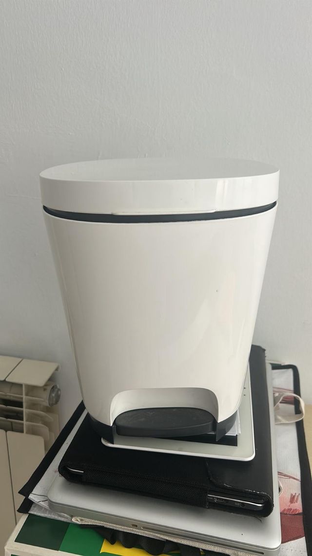 Cubo basura para baño blanco.