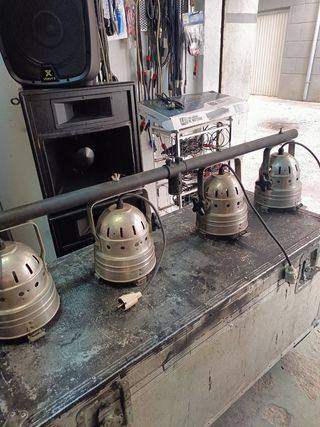 4 focos alógenos de 600 cada uno con su barra