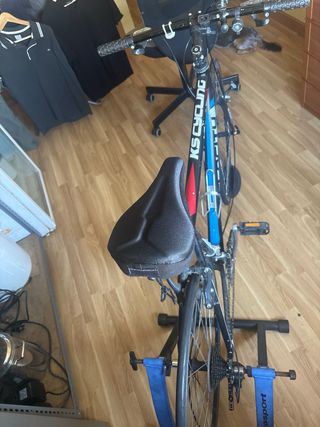 Bicicleta carretera Velocity y rodillos