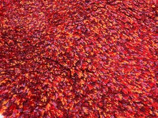 Alfombra redonda roja y naranja