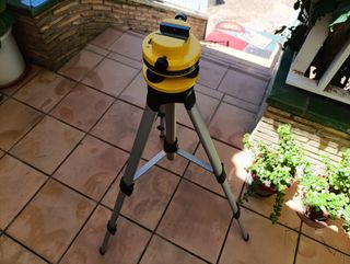 Trípode y soporte nivel láser