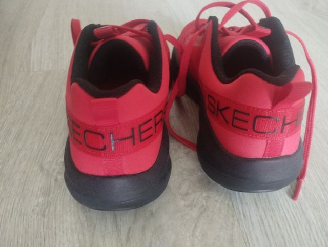 Zapatillas Skechers rojas urge