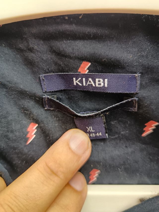Camisa Kiabi XL negra c/rayos rojos