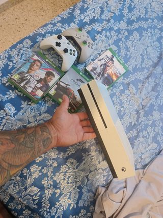 Xbox One blanca + 2 mandos