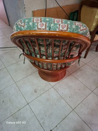 Due sedie girevoli e divano in rattan 