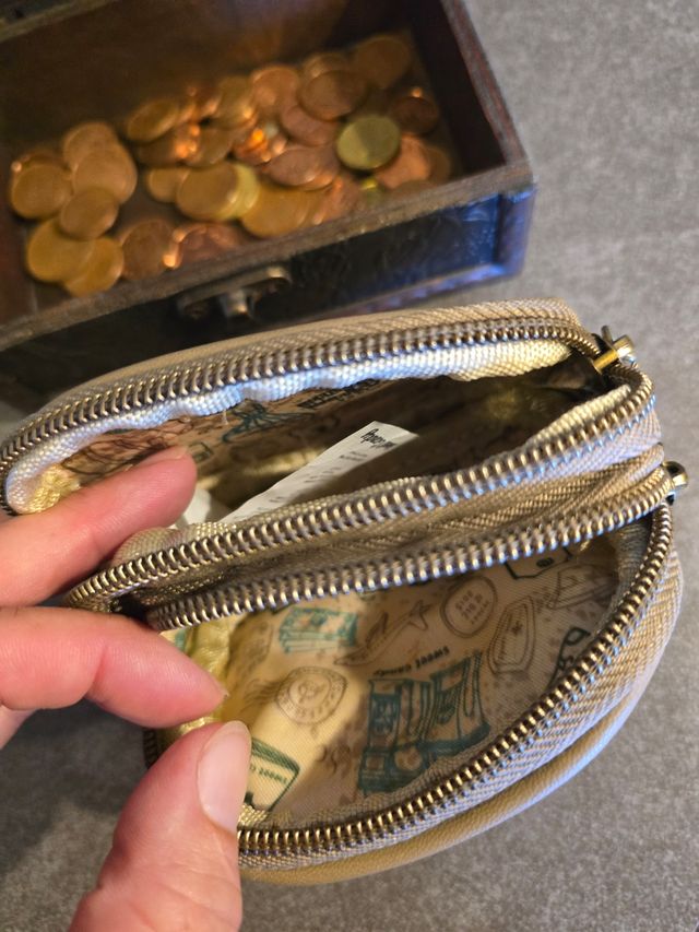 Monedero beige con detalles verdes