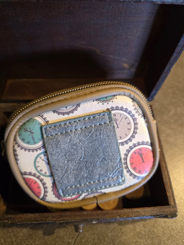 Monedero beige con detalles verdes