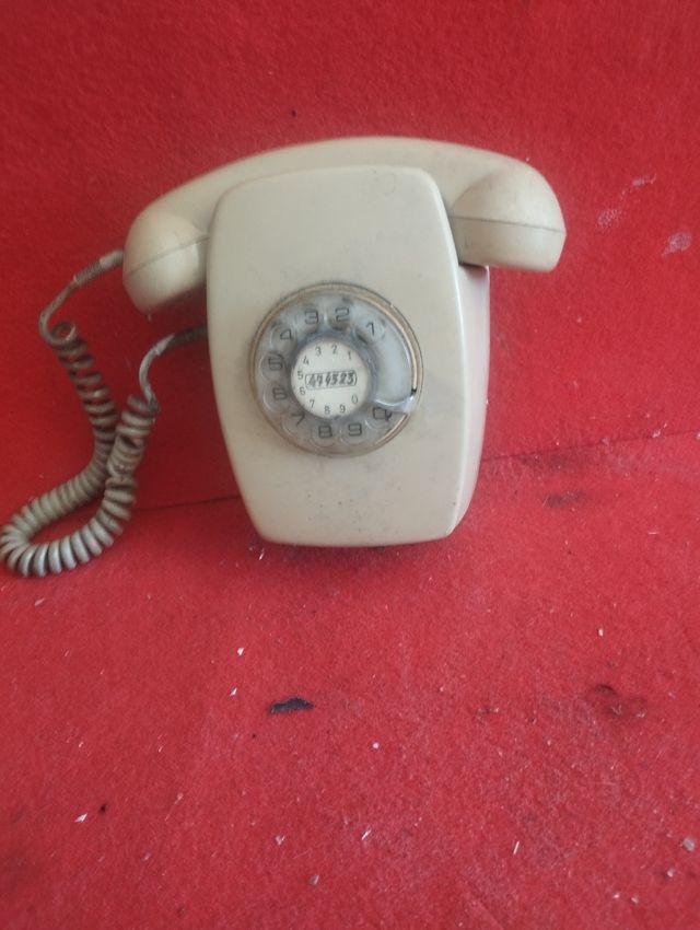 Vecchio telefono beige
