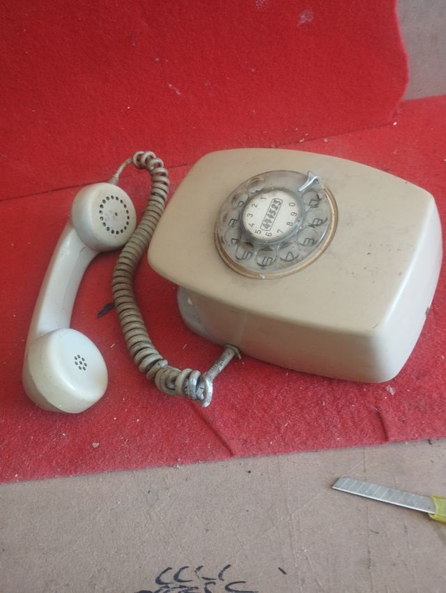 Vecchio telefono beige