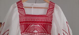 Vestido Le Muse blanco bordado rojo