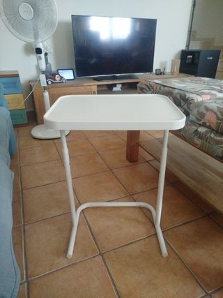Mesita ordenador blanca regulable