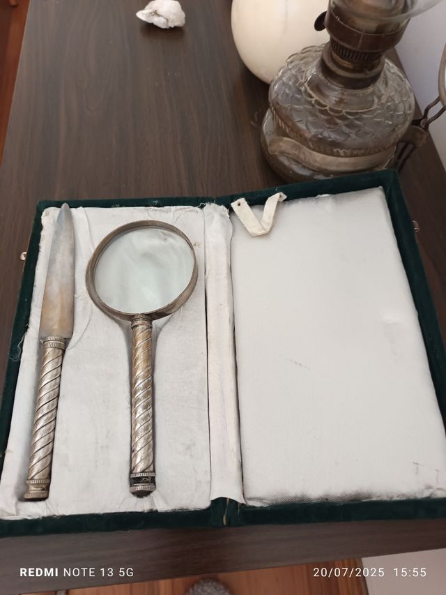 Abrecartas antiguo con lupa