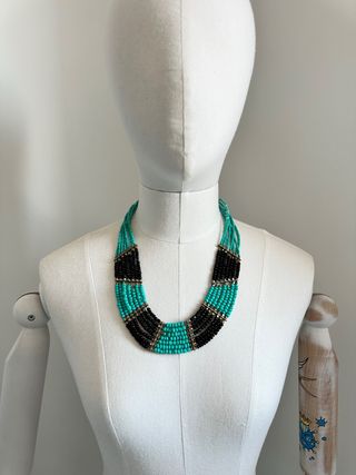 Collar turquesa y negro.