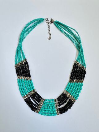 Collar turquesa y negro.