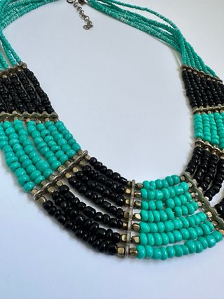 Collar turquesa y negro.