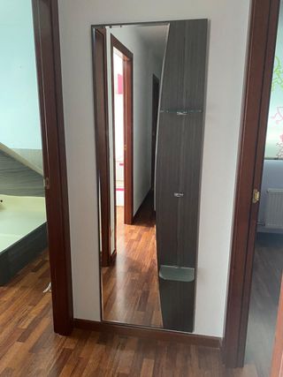 Espejo de cuerpo entero con dos baldas pequeñas