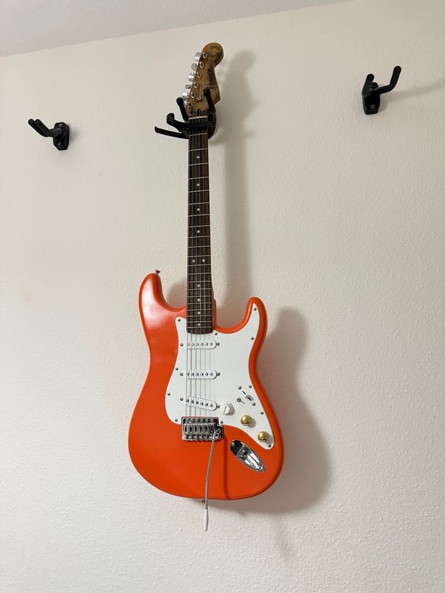 Guitarra Squier + Pedalera Gator