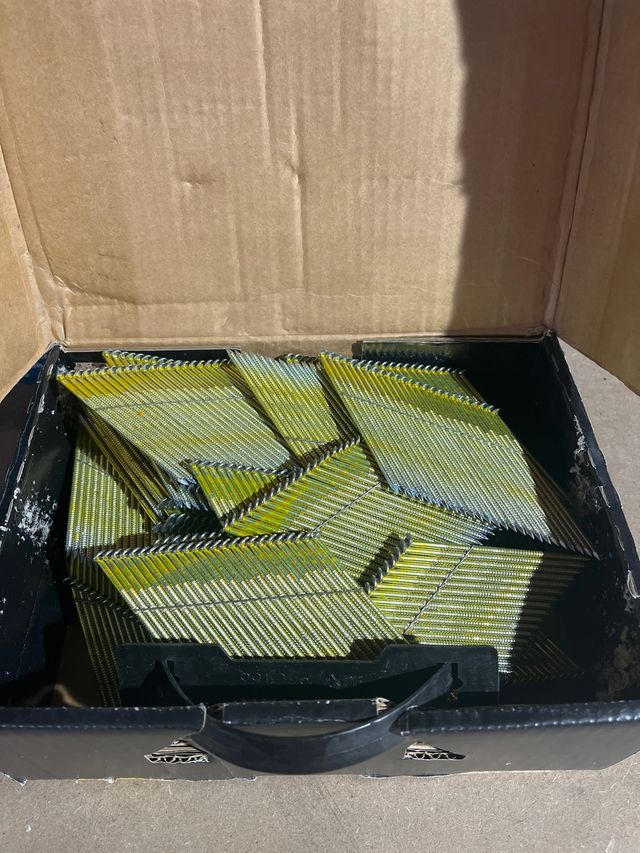 Clavos Dewalt 34º - Paquete