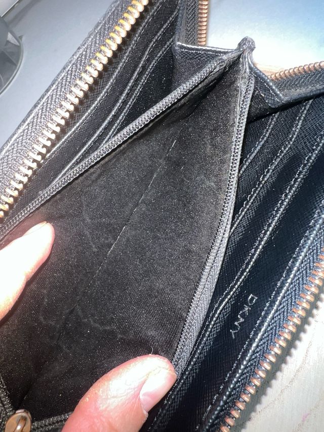 Cartera DKNY negra y dorada