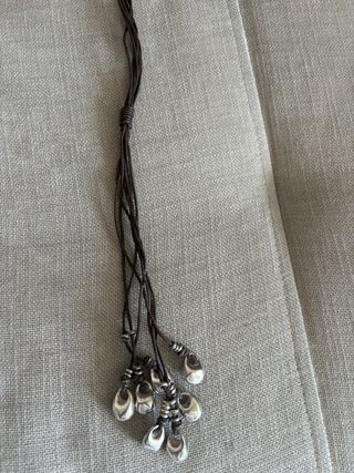 gargantilla cuero marrón plata con salamandra ￼