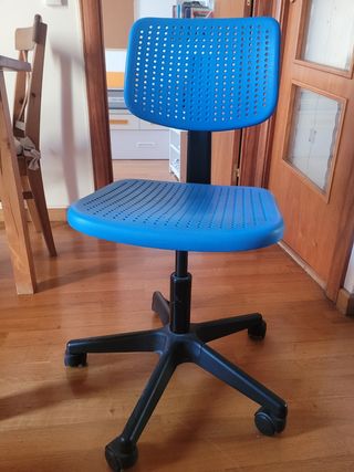 Silla escritorio infantil azul de Ikea, regulable.