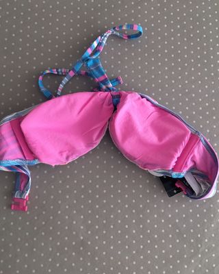 Top de bikini azul y rosa de Etam, talla 40