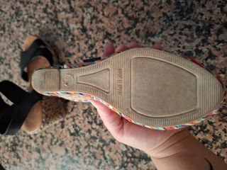 Sandalias cuña , con cintas negras