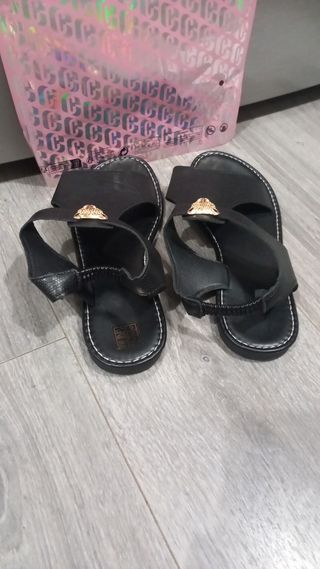 Sandalias planas negras con dorado