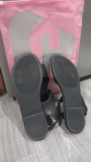 Sandalias planas negras con dorado