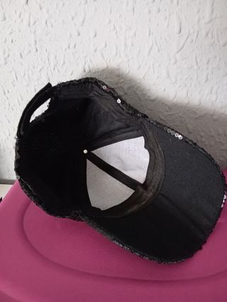 Gorra negra con calavera rosa