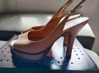 Sandalias tacón beige 38
VEXED SHOES