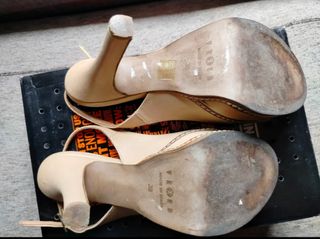 Sandalias tacón beige 38
VEXED SHOES