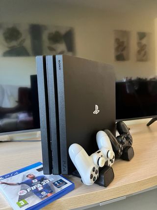 PS4 Pro + 2 mandos + FIFA 23