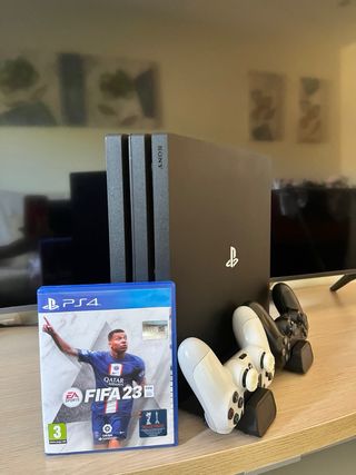 PS4 Pro + 2 mandos + FIFA 23