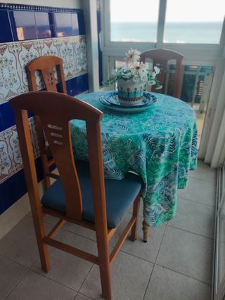 Mesa extensible comedor/cocina + 3 sillas madera