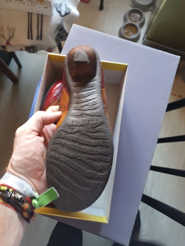 Zapatos Atlas rojos y marrones