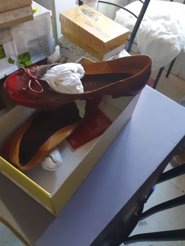 Zapatos Atlas rojos y marrones
