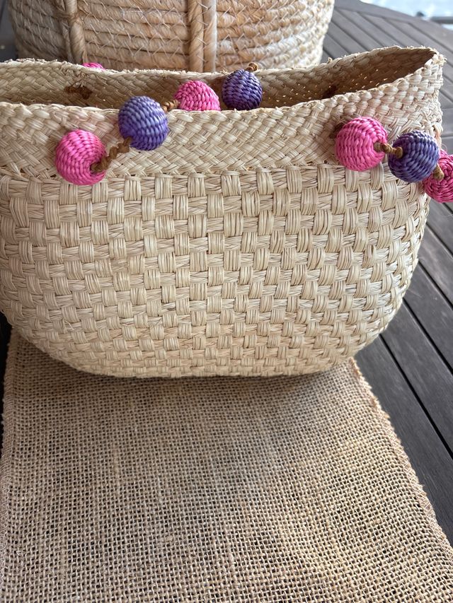 Bolso paja borlas rosa-morado ideal para verano