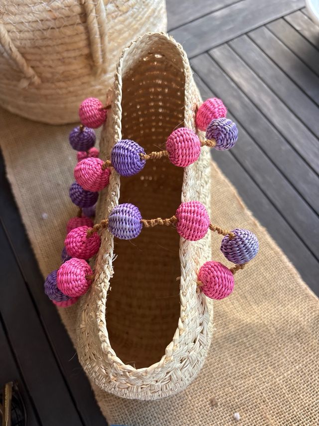 Bolso paja borlas rosa-morado ideal para verano