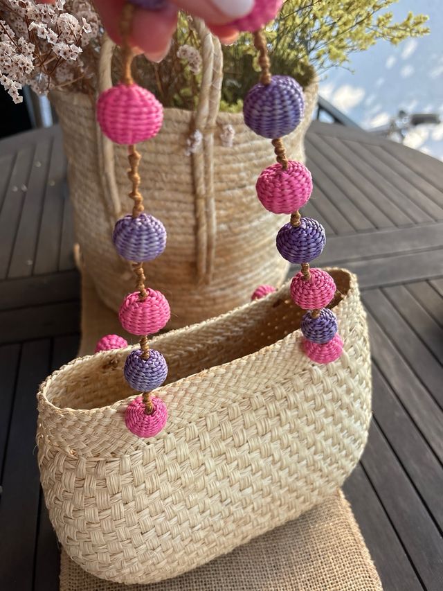 Bolso paja borlas rosa-morado ideal para verano