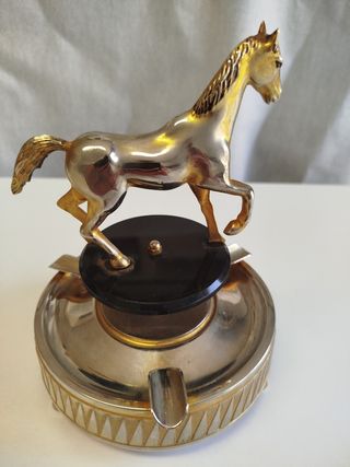 Cenicero metálico musical años 1960