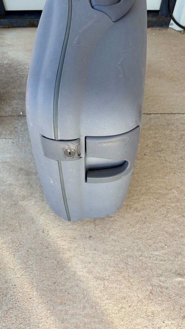 Samsonite: Maleta + neceser gris de regalo.